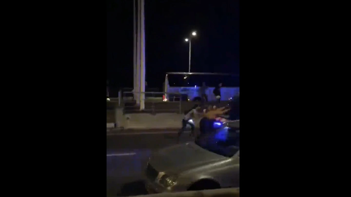 Un furgón de los Mossos empuja a varios manifestantes Un furgón de los Mossos empuja a varios manifestantes