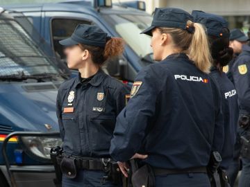 Dos mujeres agentes de la Policía Nacional Dos mujeres agentes de la Policía Nacional