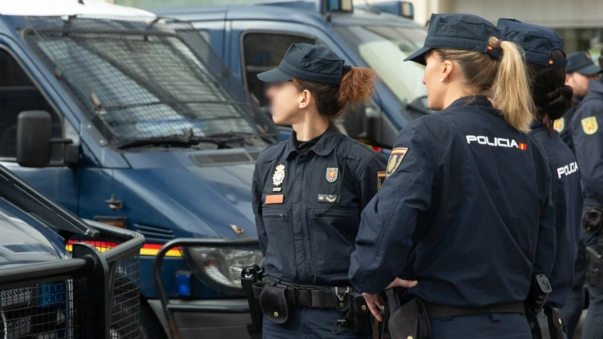 Dos mujeres agentes de la Policía Nacional