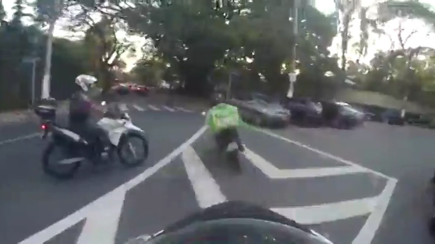 Espectacular persecución de varios policías a un repartidor en moto en Brasil Espectacular persecución de varios policías a un repartidor en moto en Brasil