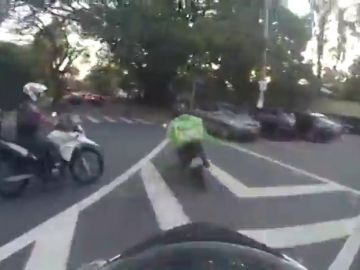 Espectacular persecución de varios policías a un repartidor en moto en Brasil Espectacular persecución de varios policías a un repartidor en moto en Brasil