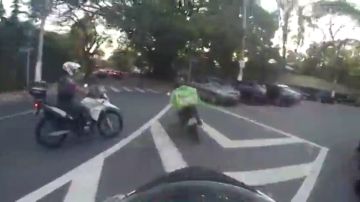 Espectacular persecución de varios policías a un repartidor en moto en Brasil