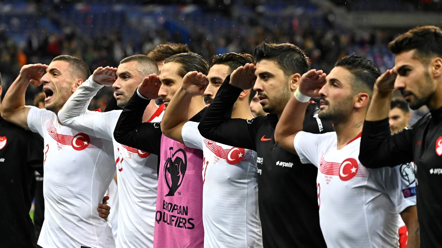 Los jugadores turcos hacen el saludo militar tras el partido contra Francia Los jugadores turcos hacen el saludo militar tras el partido contra Francia