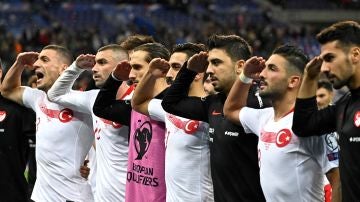 Los jugadores turcos hacen el saludo militar tras el partido contra Francia
