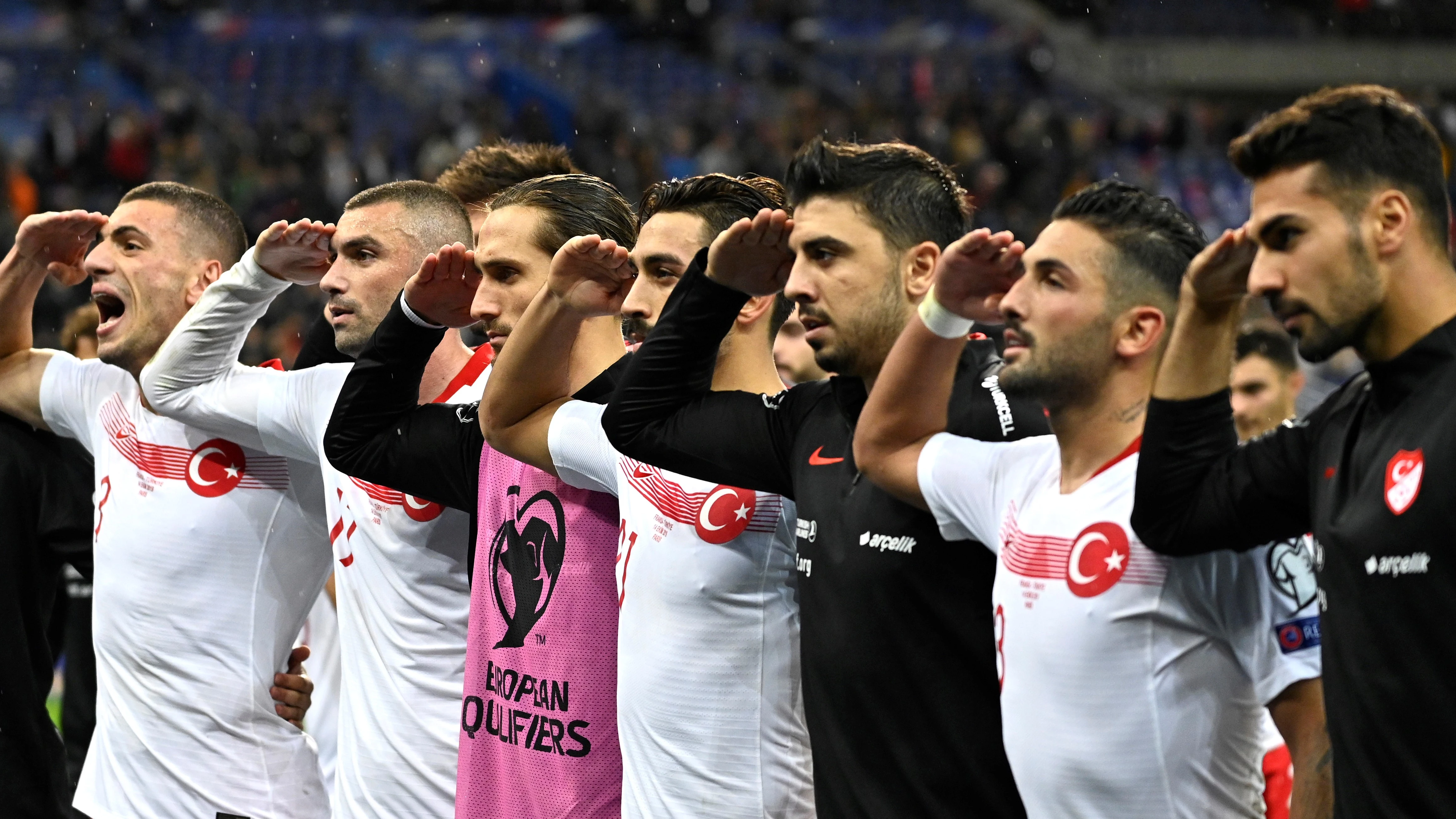 Los jugadores turcos hacen el saludo militar tras el partido contra Francia