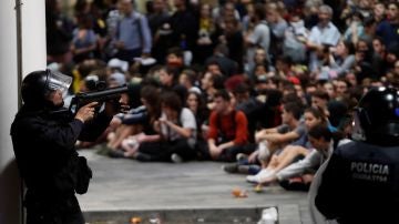 Policías antidisturbios ante los manifestantes que se concentraron en el aeropuerto del Prat de Barcelona