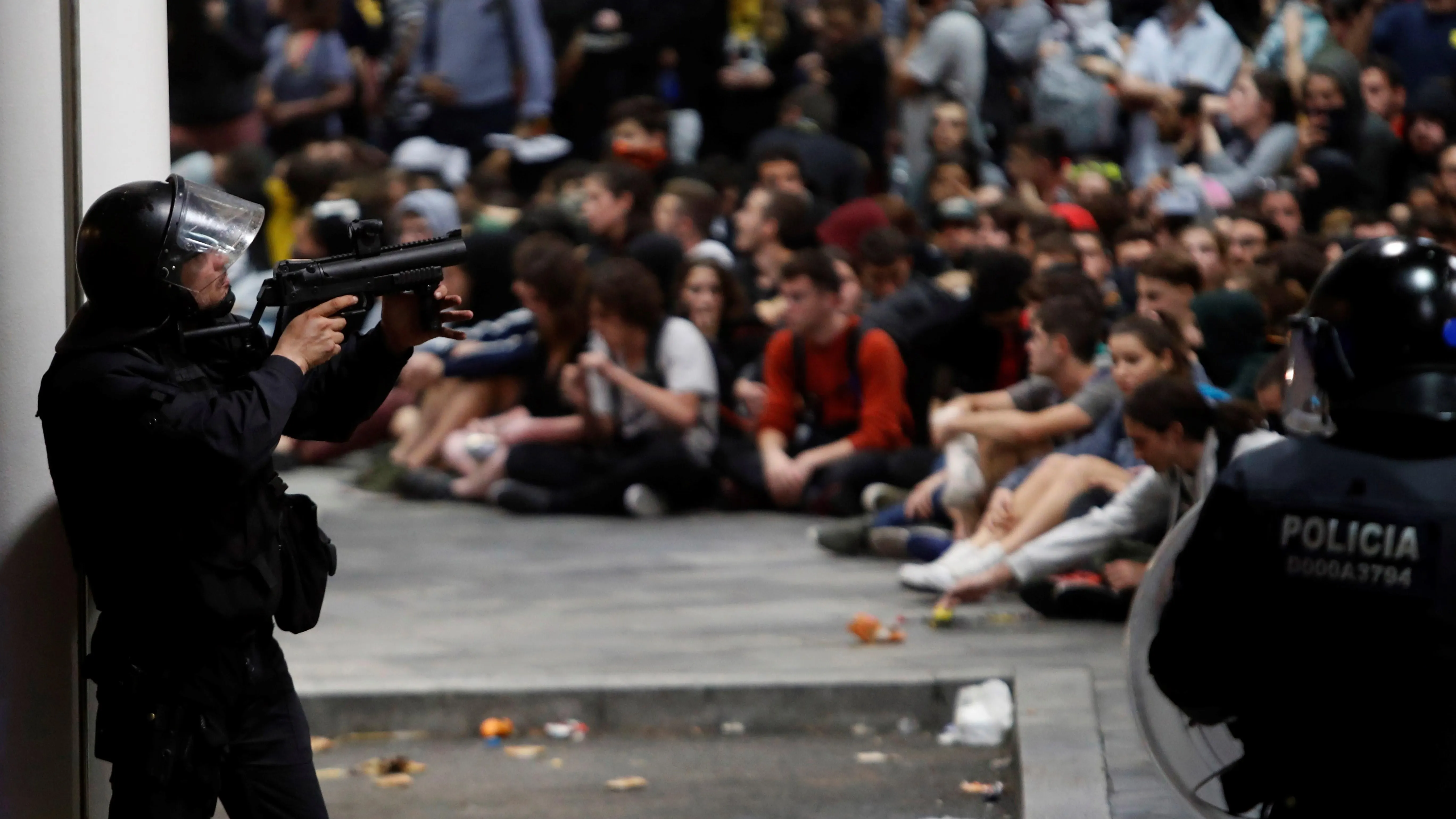 Policías antidisturbios ante los manifestantes que se concentraron en el aeropuerto del Prat de Barcelona