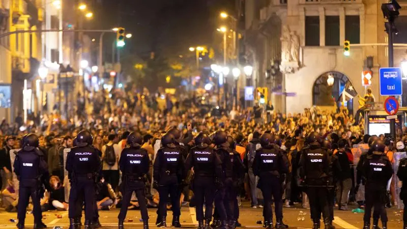 Policías antidisturbios frente a los manifestantes concentrados en la Via Laietana de Barcelona