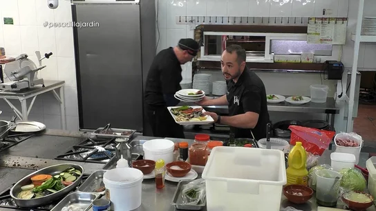 El camarero de El jardín del pensador estalla con el cocinero El camarero de El jardín del pensador estalla con el cocinero