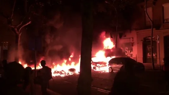 Coches en llamas en la tercera noche de protestas en Barcelona Coches en llamas en la tercera noche de protestas en Barcelona