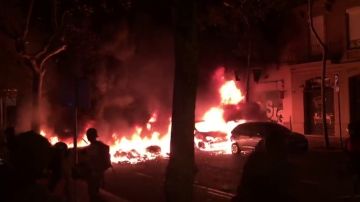 Coches en llamas en la tercera noche de protestas en Barcelona 