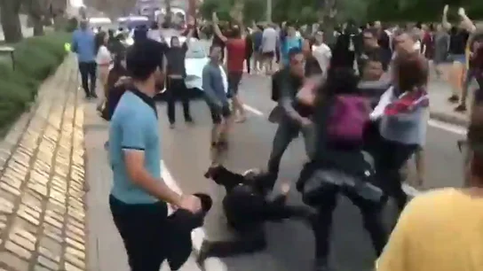 Un guardia civil de paisano salva a una mosso acorralada de una paliza los CDR en Barcelona Un guardia civil de paisano salva a una mosso acorralada de una paliza los CDR en Barcelona