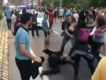 Un guardia civil de paisano salva a una mosso acorralada de una paliza los CDR en Barcelona Un guardia civil de paisano salva a una mosso acorralada de una paliza los CDR en Barcelona