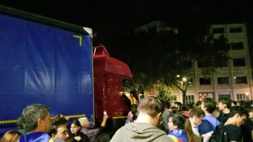 Un camión queda atrapado en las calles de Barcelona