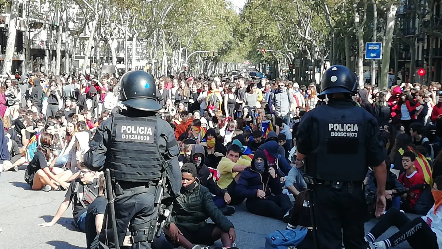 Un grupo de manifestantes independentistas protagonizan una sentada frente a la Policía Nacional en Barcelona Un grupo de manifestantes independentistas protagonizan una sentada frente a la Policía Nacional en Barcelona
