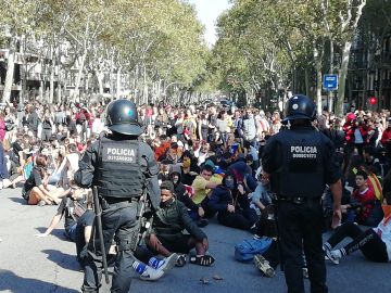 Un grupo de manifestantes independentistas protagonizan una sentada frente a la Policía Nacional en Barcelona Un grupo de manifestantes independentistas protagonizan una sentada frente a la Policía Nacional en Barcelona
