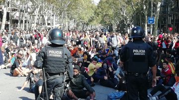 Un grupo de manifestantes independentistas protagonizan una sentada frente a la Policía Nacional en Barcelona