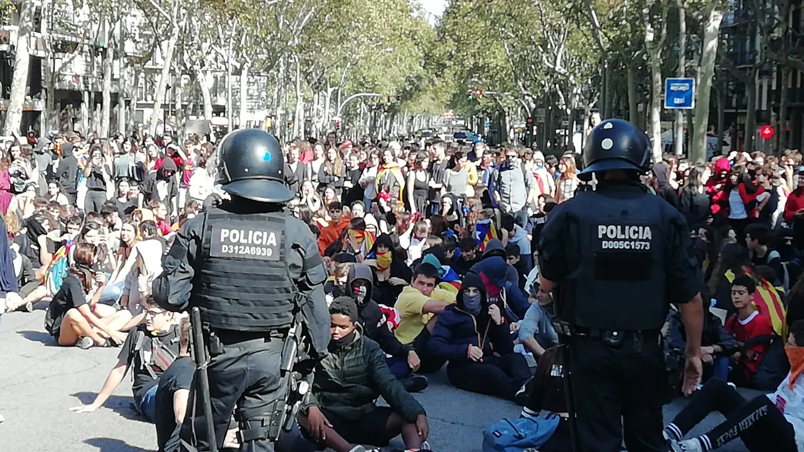 Un grupo de manifestantes independentistas protagonizan una sentada frente a la Policía Nacional en Barcelona