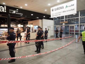 Agentes de la Policía Nacional custodian la Estación del AVE de Girona Agentes de la Policía Nacional custodian la Estación del AVE de Girona