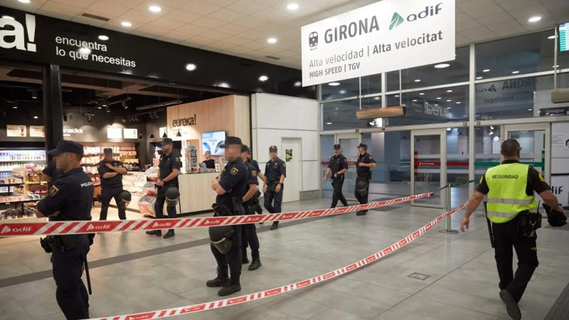 Agentes de la Policía Nacional custodian la Estación del AVE de Girona
