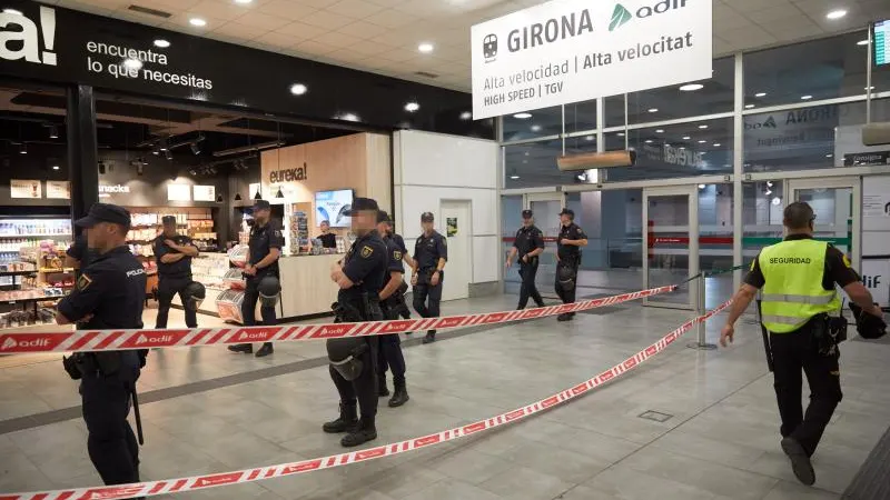 Agentes de la Policía Nacional custodian la Estación del AVE de Girona