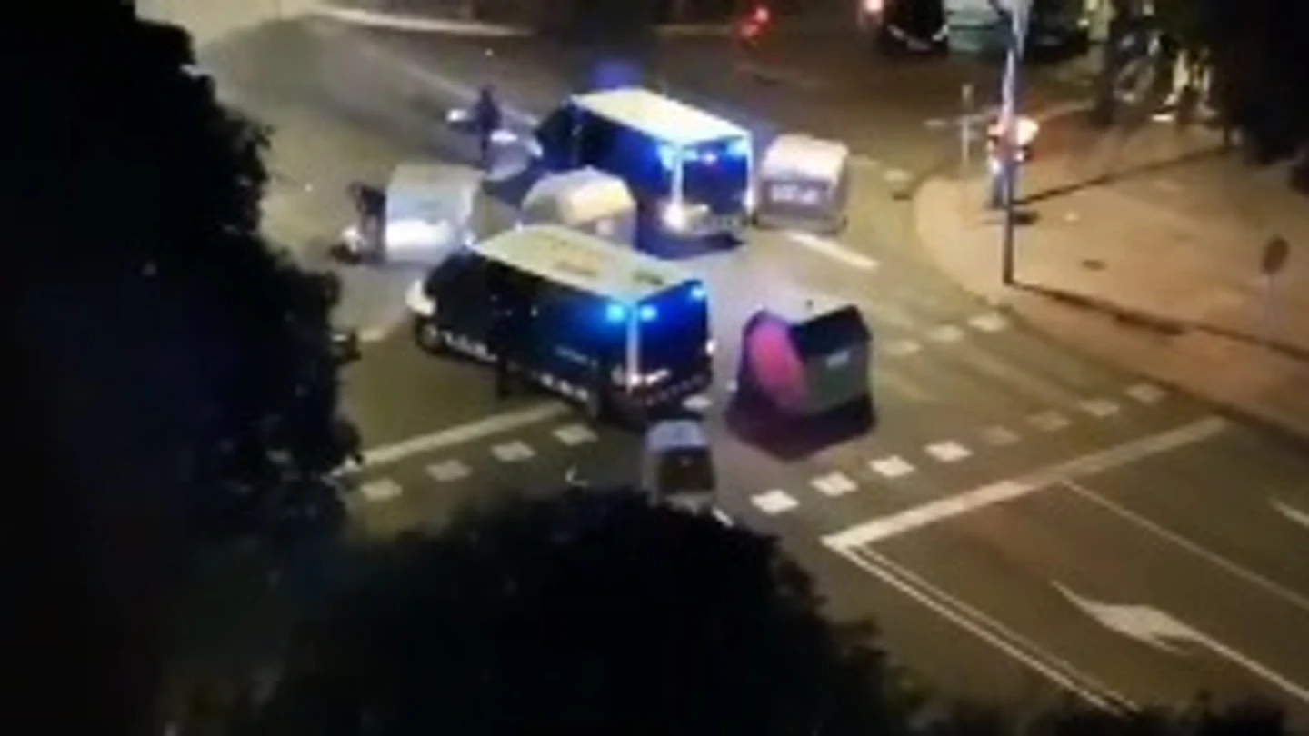 Un furgón de los Mossos atropella a un manifestante Un furgón de los Mossos atropella a un manifestante