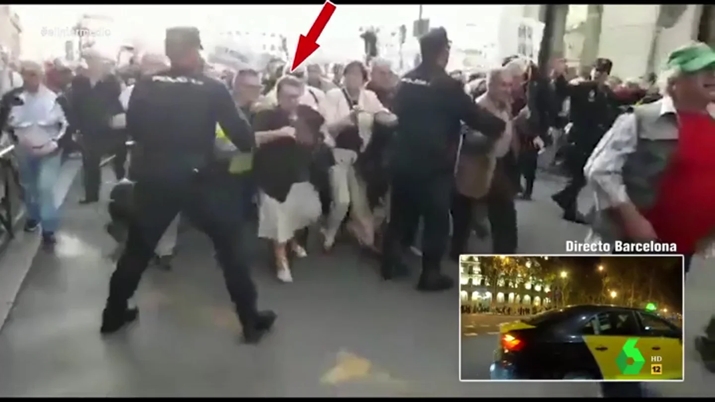 Dani Mateo alucina con la valentía de una pensionista al apartar a la Policía para que los jubilados llegaran al Congreso: "¡Eso sí, el bolso no lo suelta!" Dani Mateo alucina con la valentía de una pensionista al apartar a la Policía para que los jubilados llegaran al Congreso: "¡Eso sí, el bolso no lo suelta!"
