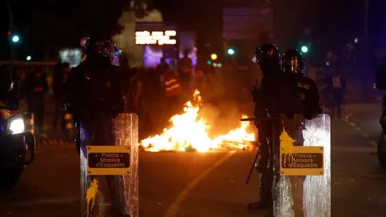Cargas y quema de vehículos en la tercera jornada de protestas tras la sentencia del procés Cargas y quema de vehículos en la tercera jornada de protestas tras la sentencia del procés