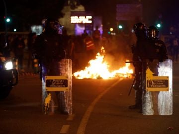 Cargas y quema de vehículos en la tercera jornada de protestas tras la sentencia del procés Cargas y quema de vehículos en la tercera jornada de protestas tras la sentencia del procés