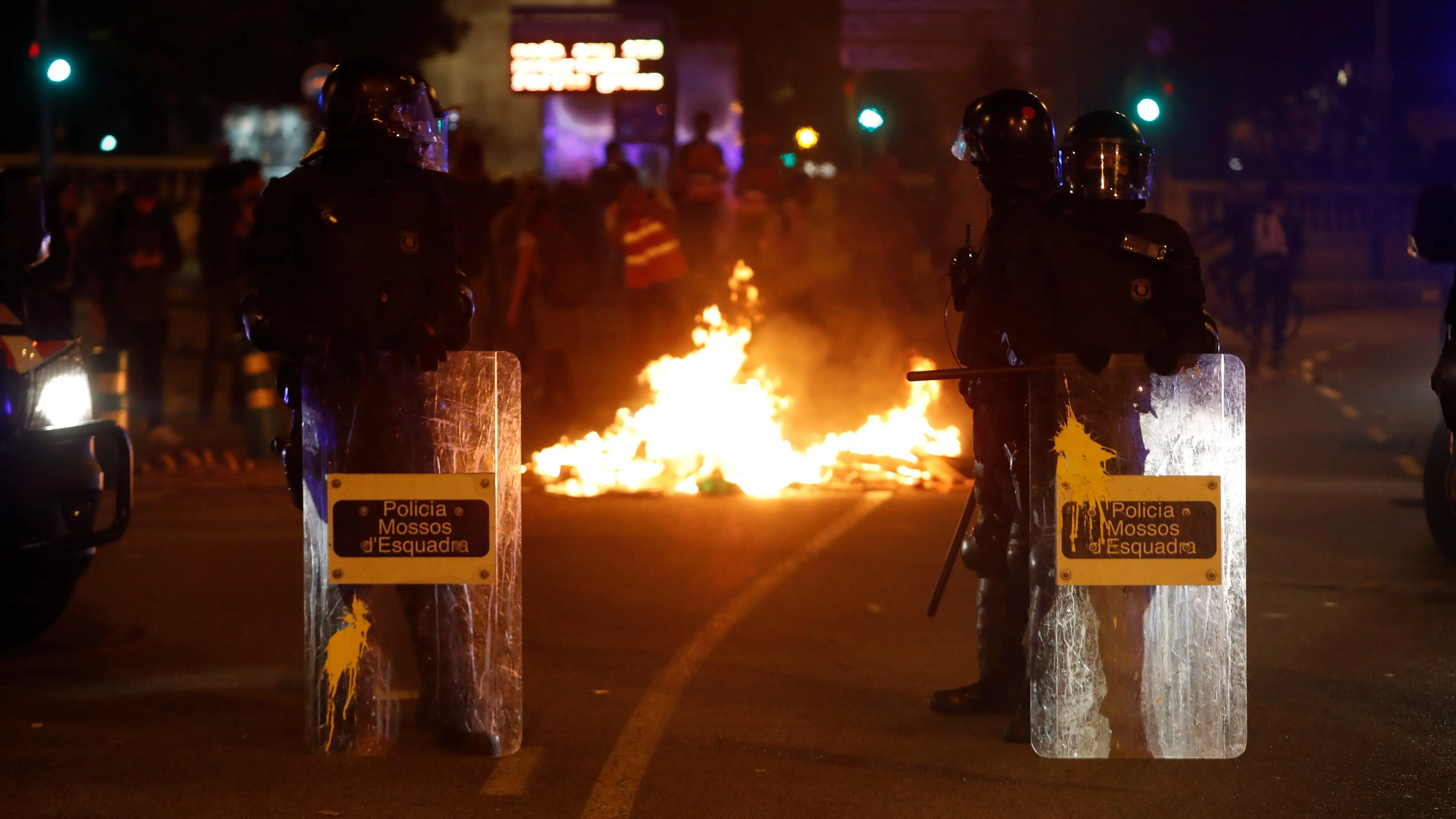 Cargas y quema de vehículos en la tercera jornada de protestas tras la sentencia del procés