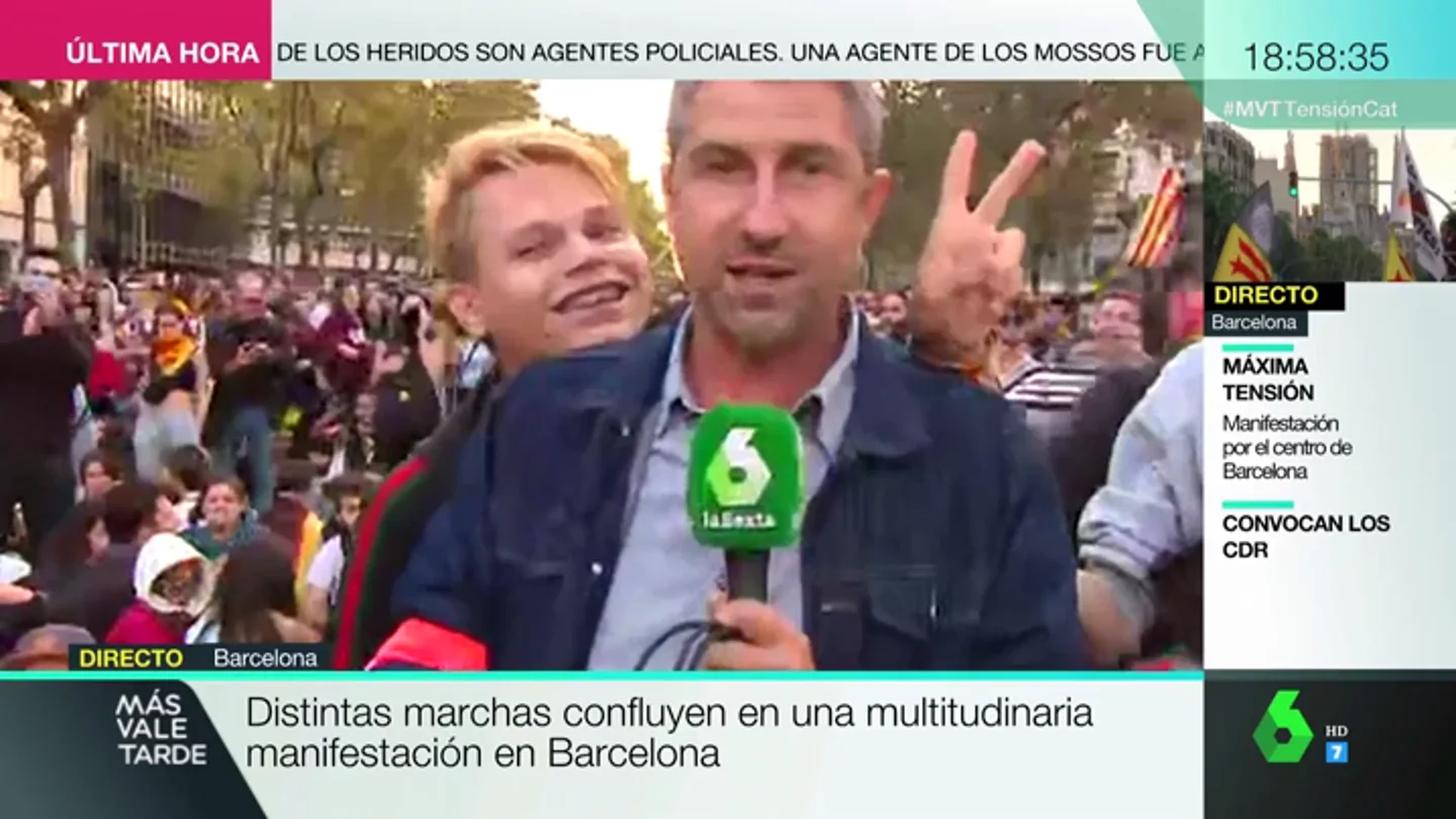 Un manifestante de Barcelona intenta boicotear el directo de un reportero de laSexta Un manifestante de Barcelona intenta boicotear el directo de un reportero de laSexta