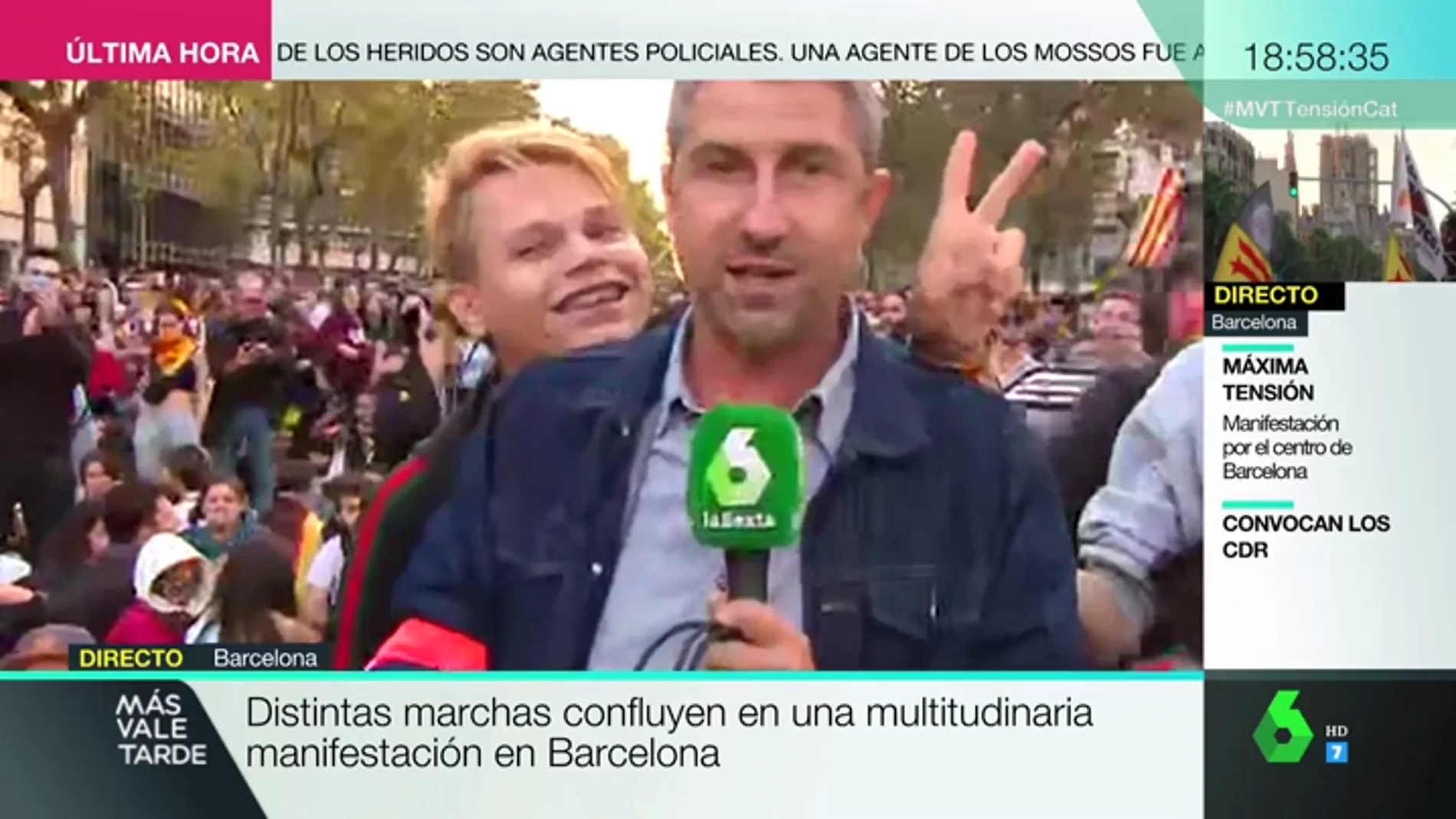 Un manifestante de Barcelona intenta boicotear el directo de un reportero de laSexta