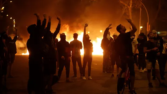Elecciones Generales 2019: Manifestantes durante los disturbios ante la consellería de Interior en Barcelona en el tercer día de movilizaciones de protesta Manifestantes durante los disturbios ante la consellería de Interior en Barcelona en el tercer día de movilizaciones de protesta