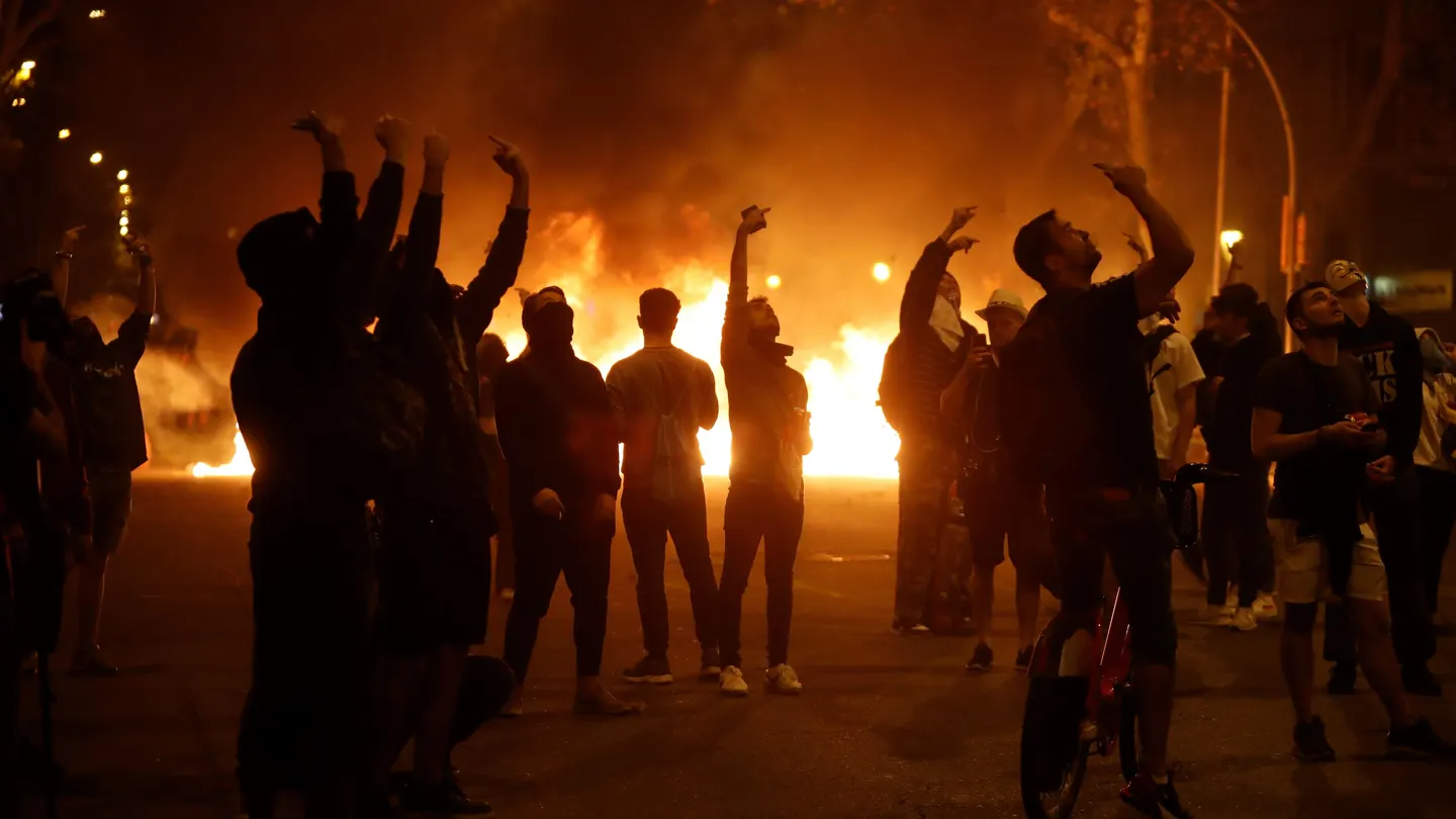 Elecciones Generales 2019: Manifestantes durante los disturbios ante la consellería de Interior en Barcelona en el tercer día de movilizaciones de protesta Manifestantes durante los disturbios ante la consellería de Interior en Barcelona en el tercer día de movilizaciones de protesta