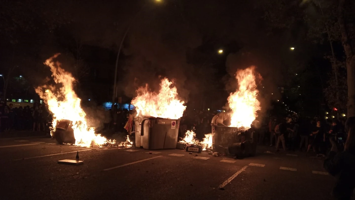 Contenedores ardiendo en Barcelona durante la tercera jornada de protestas Contenedores ardiendo en Barcelona durante la tercera jornada de protestas