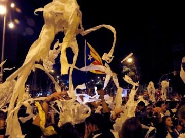 laSexta Noticias 20:00 (16-10-19) Lluvia de papel y marchas reivindicativas en la tercera jornada de protestas tras la sentencia del procés laSexta Noticias 20:00 (16-10-19) Lluvia de papel y marchas reivindicativas en la tercera jornada de protestas tras la sentencia del procés