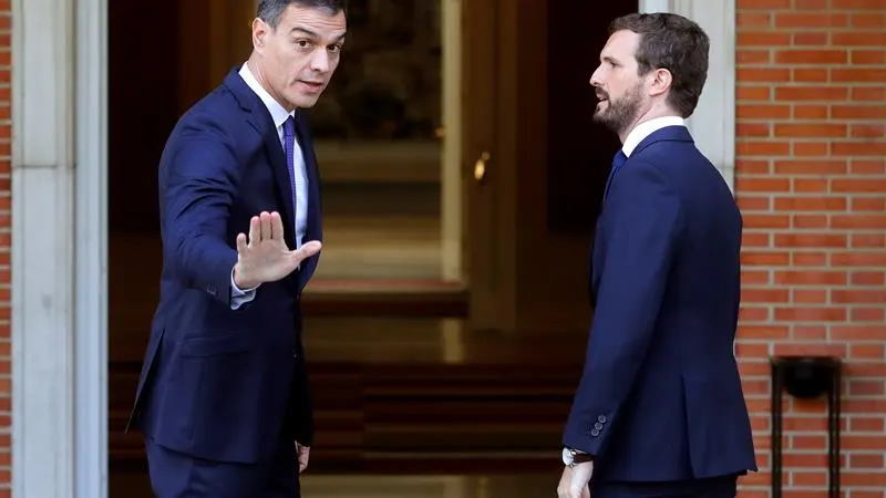 Pedro Sánchez recibe a Pablo Casado en la Moncloa