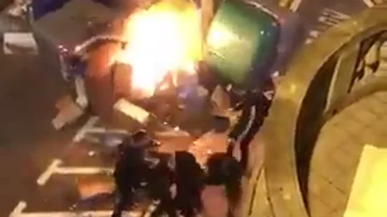 Agresión a un hombre que intentaba apagar una barricada Agresión a un hombre que intentaba apagar una barricada