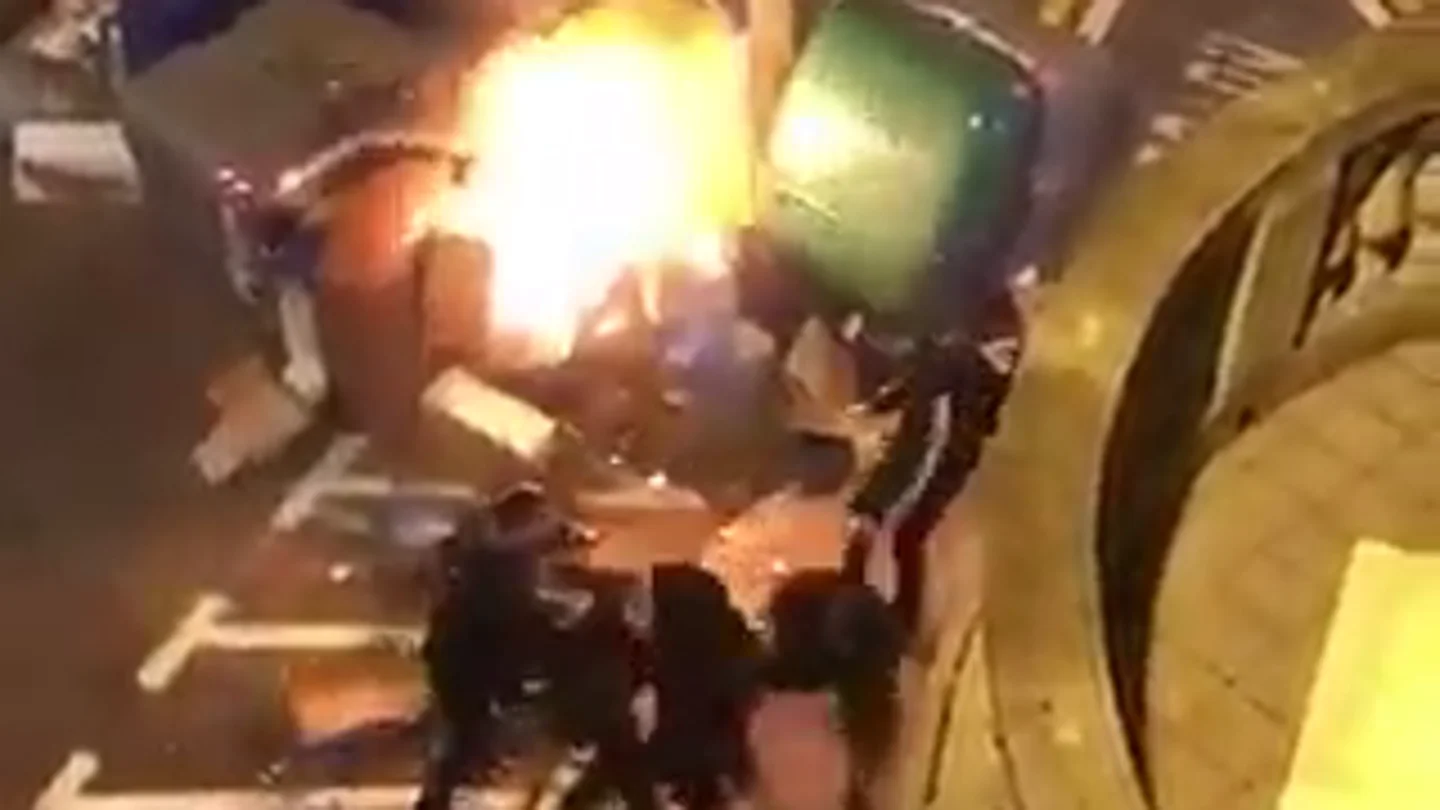 Agresión a un hombre que intentaba apagar una barricada Agresión a un hombre que intentaba apagar una barricada