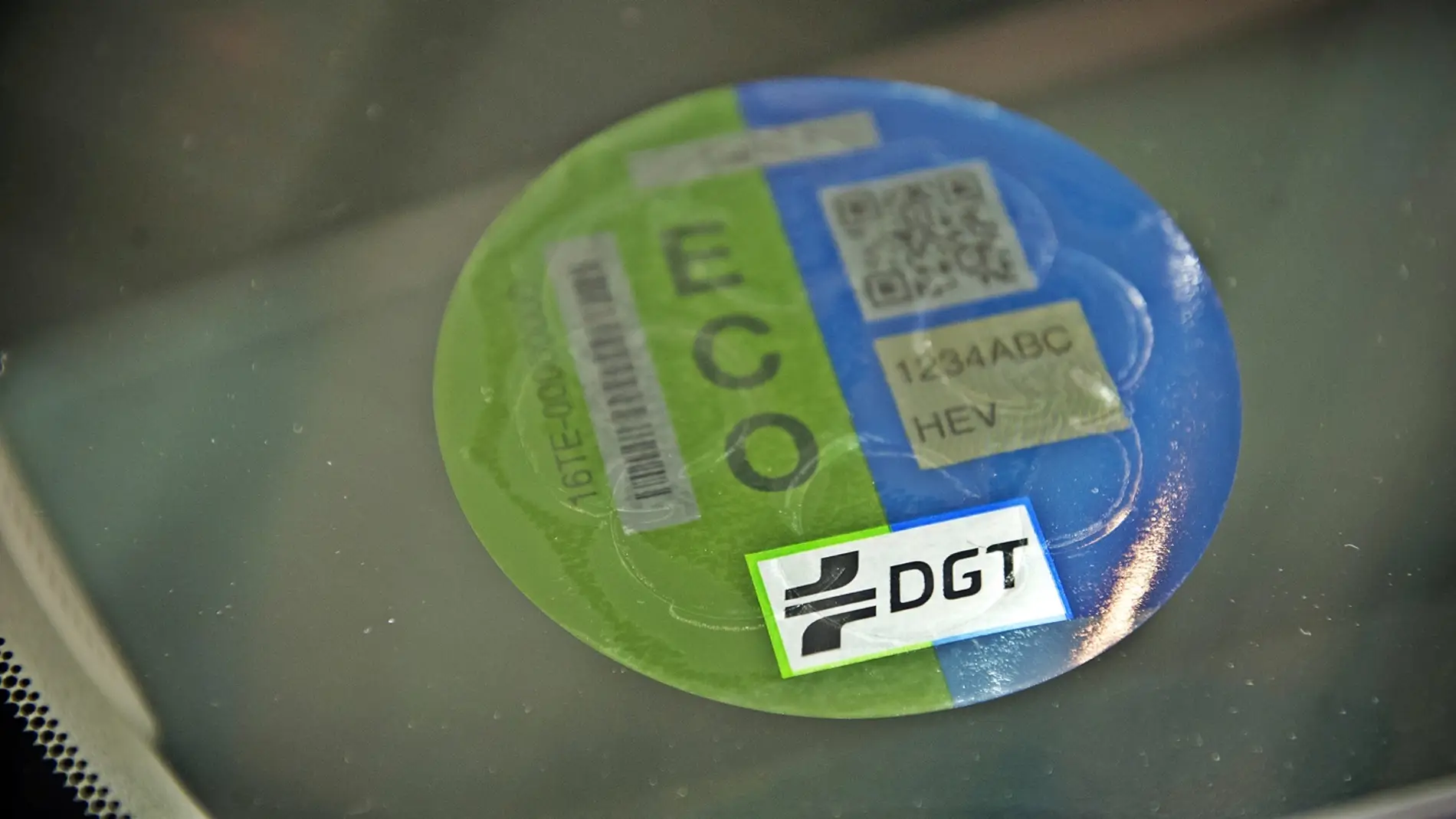 Últimas semanas para conocer las nuevas etiquetas ambientales de la DGT:  ¿qué pasará con los híbridos?