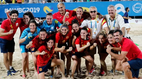 La selección española femenina de fútbol-playa, tras proclamarse campeona del mundo en Doha. La selección española femenina de fútbol-playa, tras proclamarse campeona del mundo en Doha.