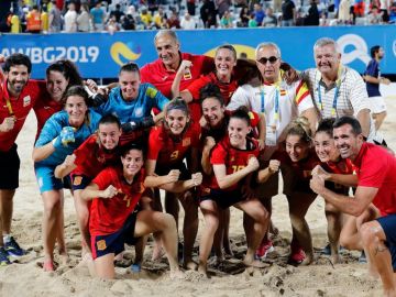 La selección española femenina de fútbol-playa, tras proclamarse campeona del mundo en Doha. La selección española femenina de fútbol-playa, tras proclamarse campeona del mundo en Doha.