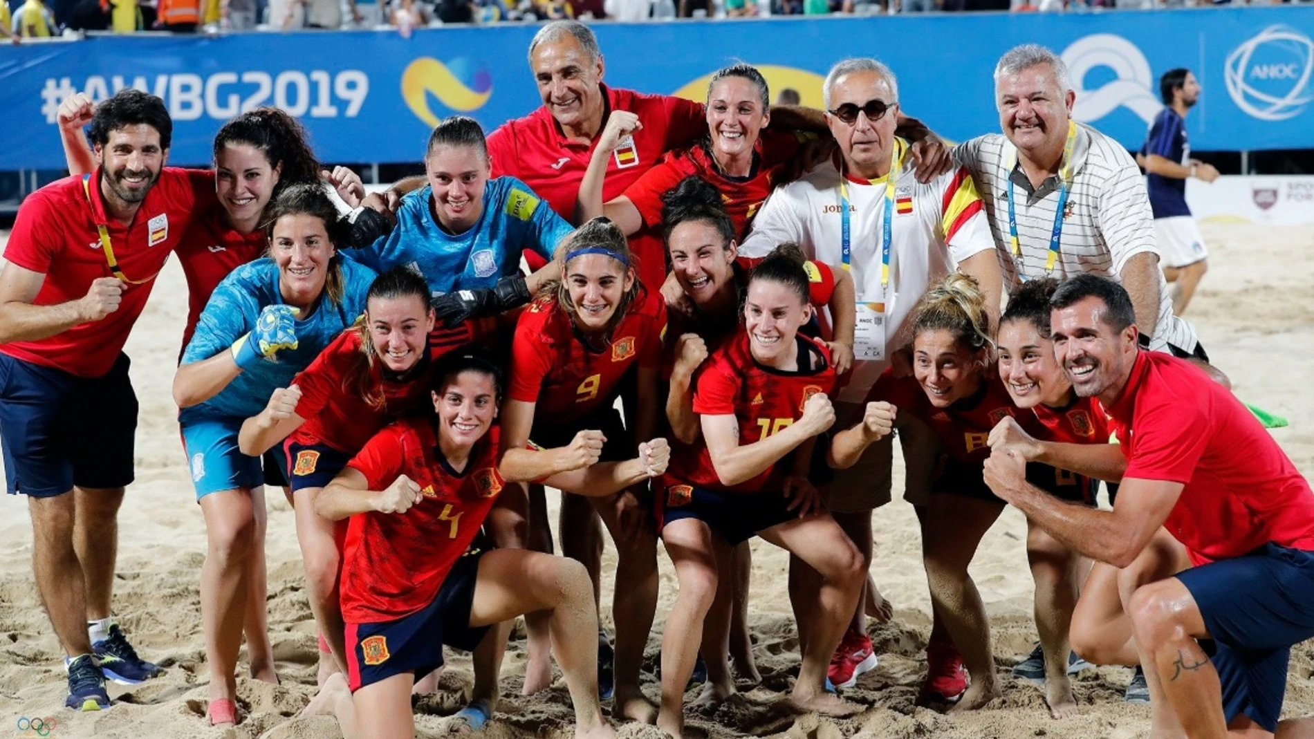 La selección española femenina de fútbol-playa, tras proclamarse campeona del mundo en Doha. 