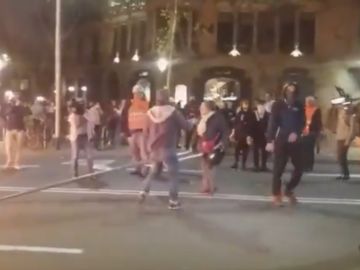 Una señor impide que un radical queme una señal de tráfico en Barcelona Una señor impide que un radical queme una señal de tráfico en Barcelona