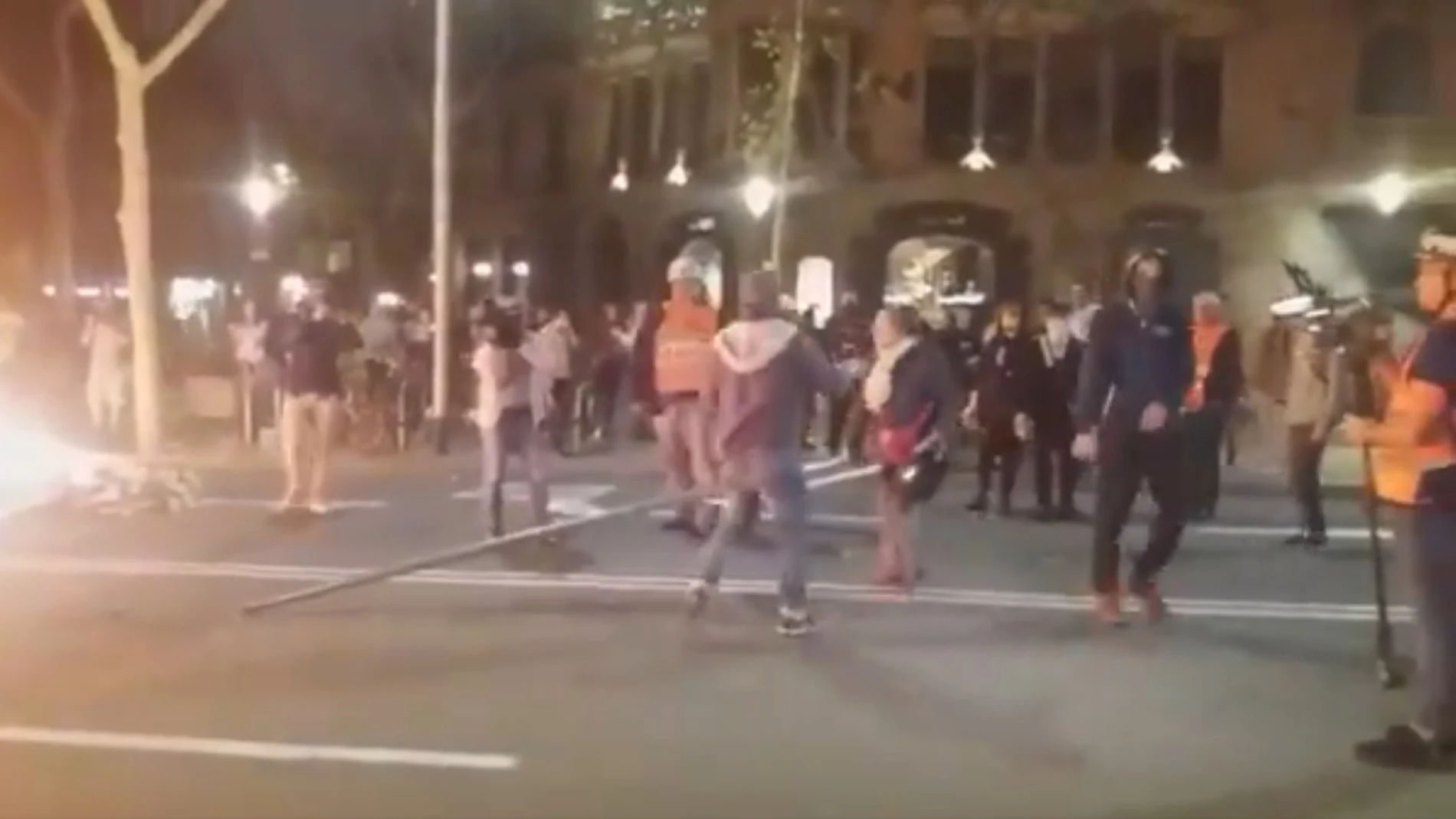 Una señor impide que un radical queme una señal de tráfico en Barcelona