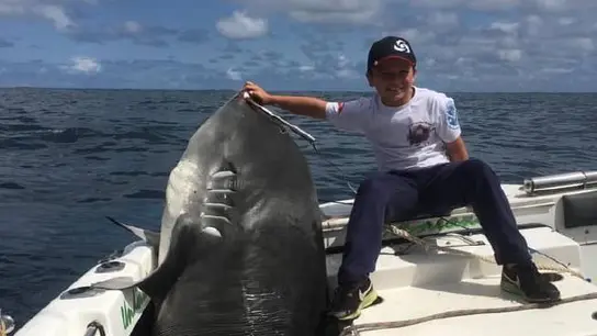 Jayden posa con el tiburón de 314 kilos que capturó Jayden posa con el tiburón de 314 kilos que capturó