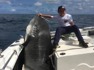 Jayden posa con el tiburón de 314 kilos que capturó Jayden posa con el tiburón de 314 kilos que capturó