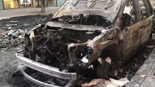 La imagen de la destrucción en Barcelona: decenas de coches calcinados tras la batalla campal La imagen de la destrucción en Barcelona: decenas de coches calcinados tras la batalla campal