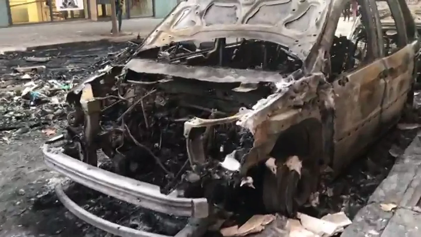 La imagen de la destrucción en Barcelona: decenas de coches calcinados tras la batalla campal La imagen de la destrucción en Barcelona: decenas de coches calcinados tras la batalla campal