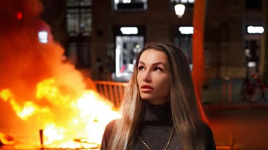 Una 'influencer' posa junto a las barricadas en Barcelona Una 'influencer' posa junto a las barricadas en Barcelona
